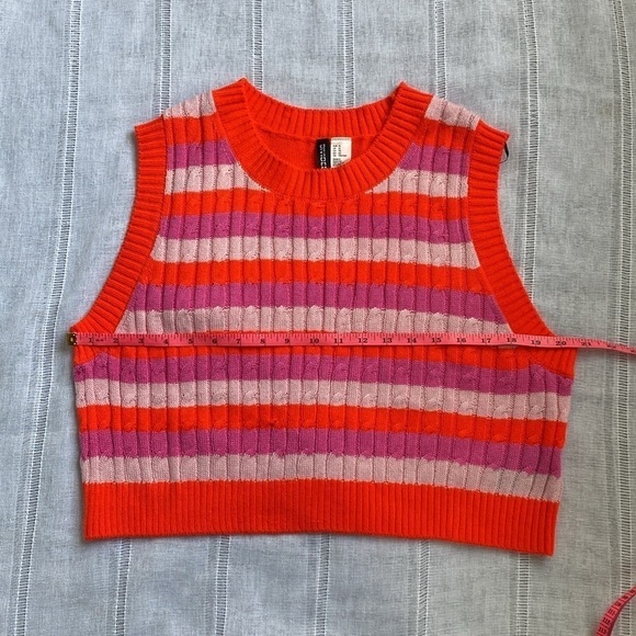 Divided stripped cropped sweater vest in vibrant colors. - Picture 7 of 11
